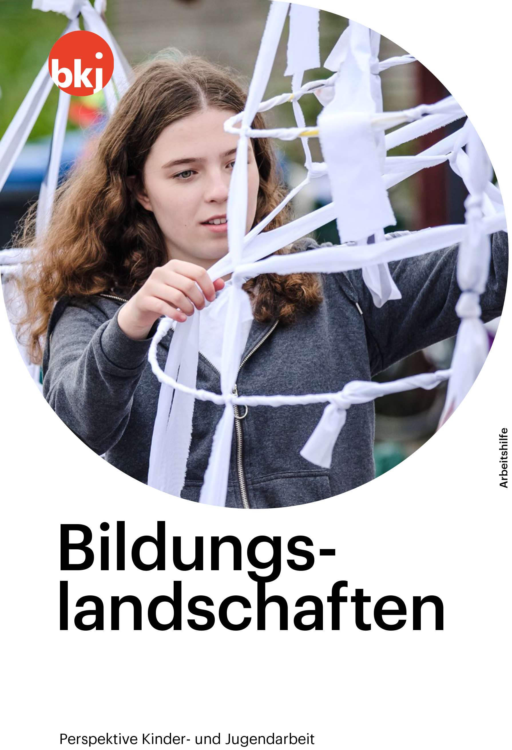 Titelbild der BKJ-Arbeitshilfe „Bildungslandschaften. Perspektive Kinder- und Jugendarbeit“ Titelbild der BKJ-Arbeitshilfe „Bildungslandschaften. Perspektive Kinder- und Jugendarbeit“. Das Titelfoto zeigt eine Jugendliche, die eine hängende Skulptur baut.