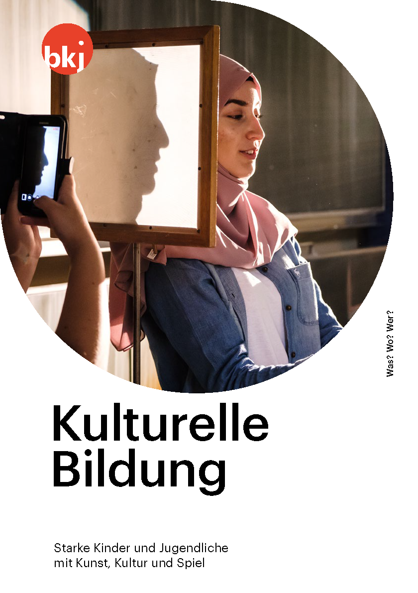 Titelbild der Broschüre „Kulturelle Bildung. Starke Kinder und Jugendliche mikt Kunst, Kultur und Spiel“