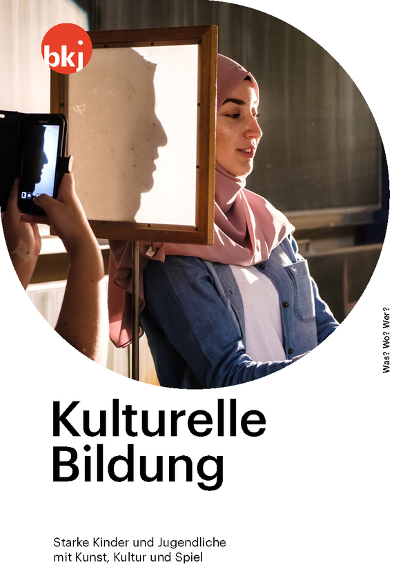 Titelbild der Broschüre „Kulturelle Bildung. Starke Kinder und Jugendliche mikt Kunst, Kultur und Spiel“