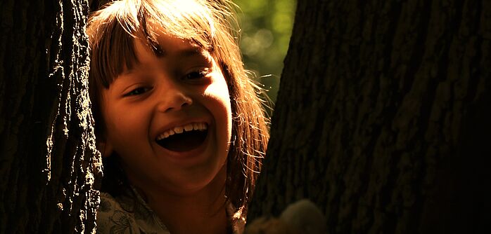 Klimaprojekt Miriam Makeba Grundschule Lachendes Kind im Baum