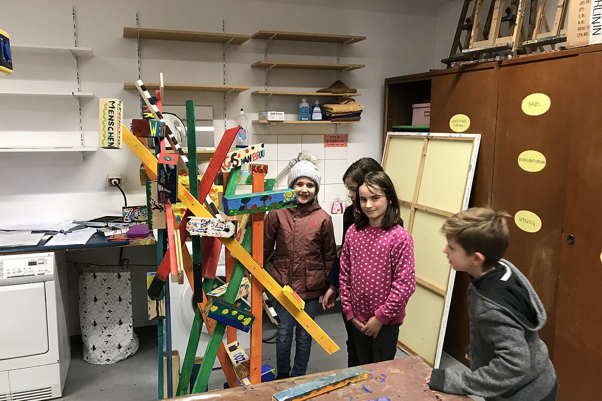 Bleiberger Fabrik: Kinder basteln Tierpark Wegweiser