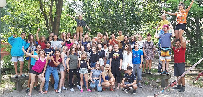 Gruppenfoto mit Jugendlichen