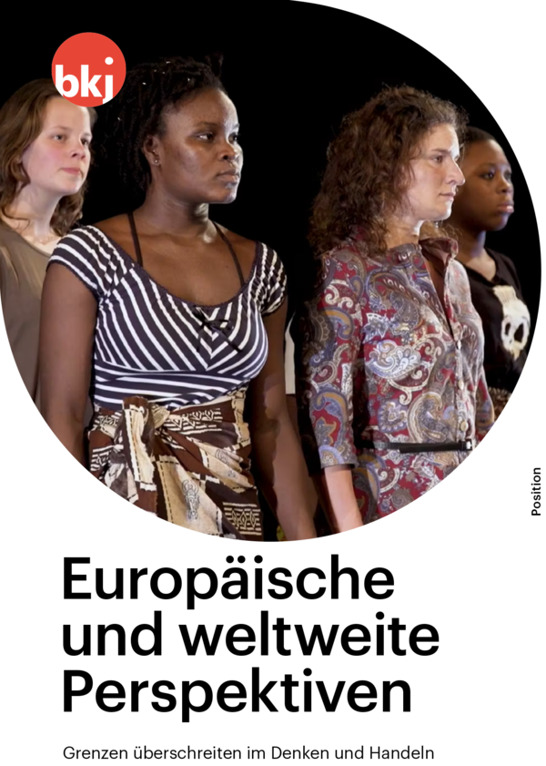 Titelbild des Positionspapiers „Europäische und weltweite Perspektiven. Grenzen überschreiten im Denken und Handeln“ (2023) Das Foto auf dem Titelbild des Positionspapiers zeigt vier Jugendliche, die eine Theaterszene spielen.