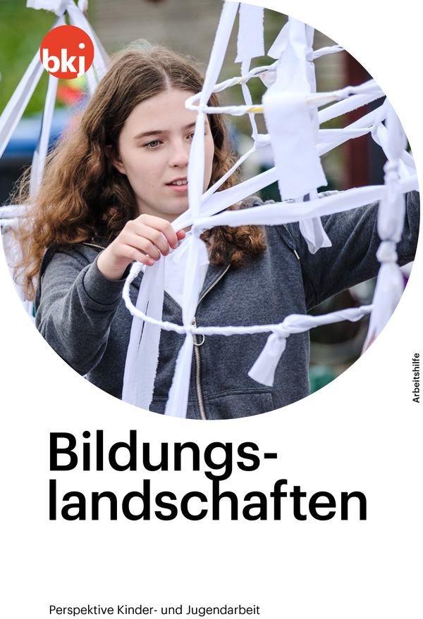 Titelbild der BKJ-Arbeitshilfe „Bildungslandschaften. Perspektive Kinder- und Jugendarbeit“ Titelbild der BKJ-Arbeitshilfe „Bildungslandschaften. Perspektive Kinder- und Jugendarbeit“. Das Titelfoto zeigt eine Jugendliche, die eine hängende Skulptur baut.