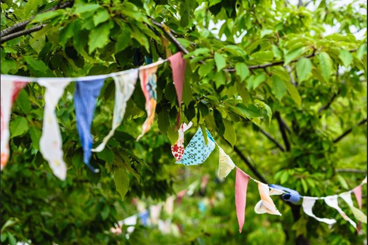 Eine bunte Wimpelkette, die im Baum hängt