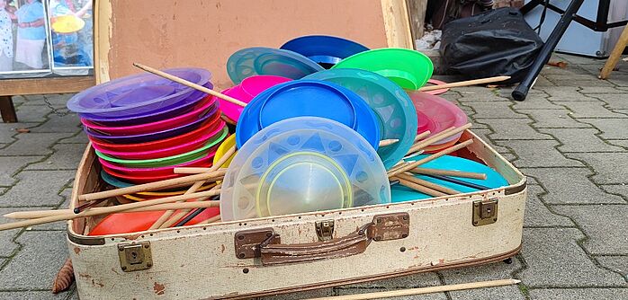 Zirkusmaterial Jugendkunstschule Herne Bunte Teller für Zirkus im Koffer