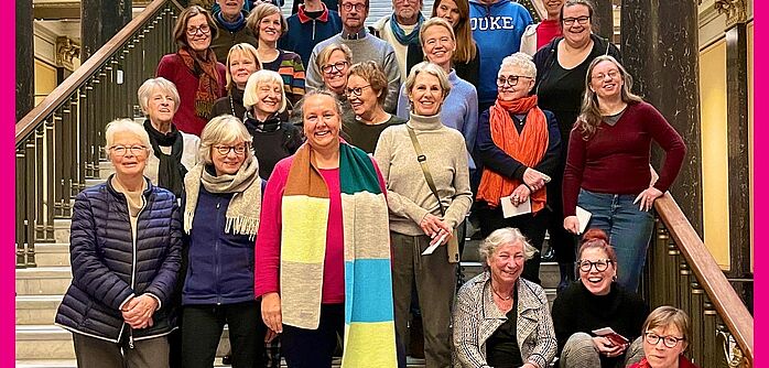 Teammitglieder von KulturLeben auf einer Treppe