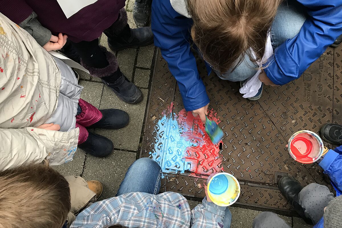 Bleiberger Fabrik: Gully Deckel historisch anschauen