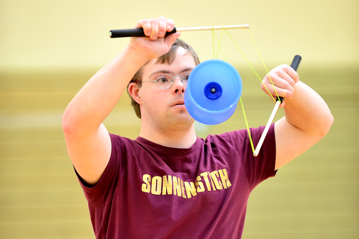Ein Artist des Circus Sonnenstich mit Diabolo