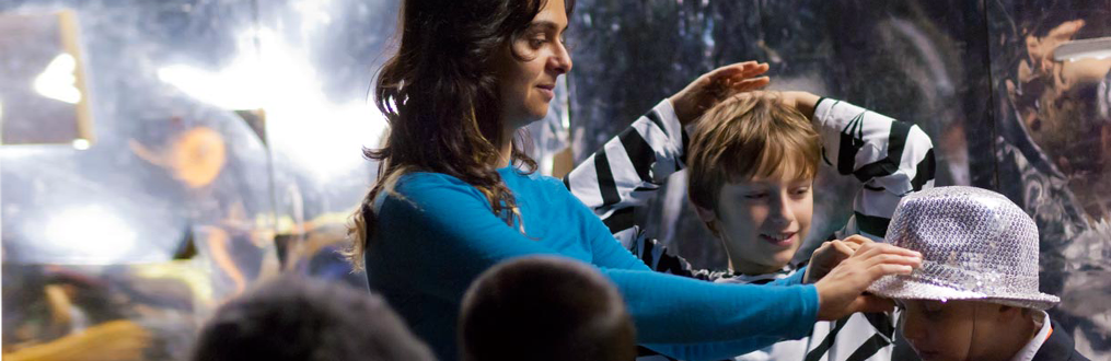 Engagement Freiwillige hilft Kindern bei Kostümen