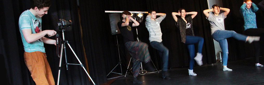 deutsch-polnischer jugend.kultur.austausch Bei der deutsch-polnisch-ukrainischen Jugendbegegnung „My vision of the history of Europe“ des Jugenkulturarbeit e. V. Oldenburg stehen Jugendliche auf einer Bühne und wedendabei gefilmt.